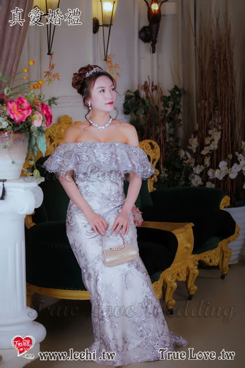 主婚人端莊入座晚宴服展示